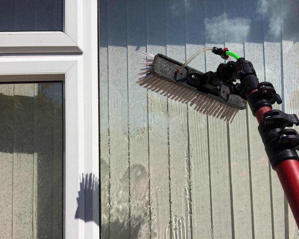 Water fed pole and brush rinsing window with water
